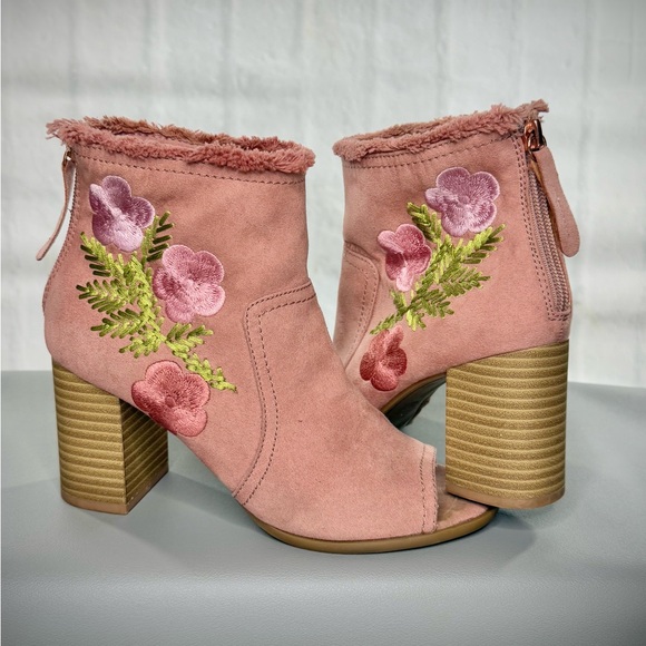 Mojo Moxy Shoes - Dolce Mojo Moxy PInk Floral Embroidered‎ Open Toe Ankle Booties